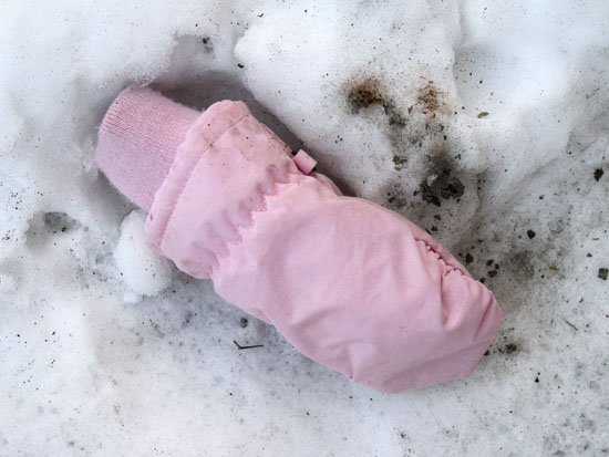 Einzelfund im Schnee, Farbfotografie Ria Siegert