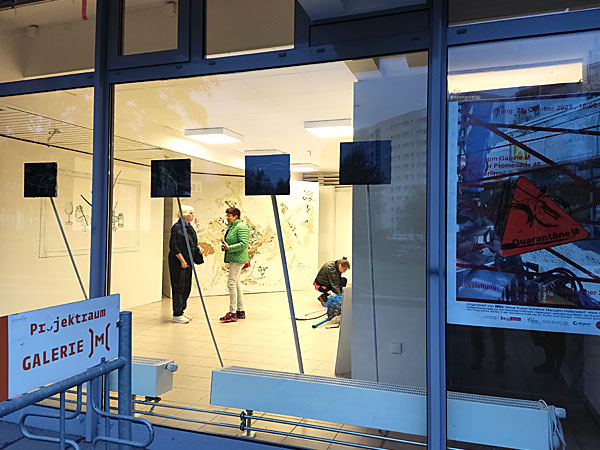 Quarantäne14 Eroeffnung Ausstellung Fensterblick