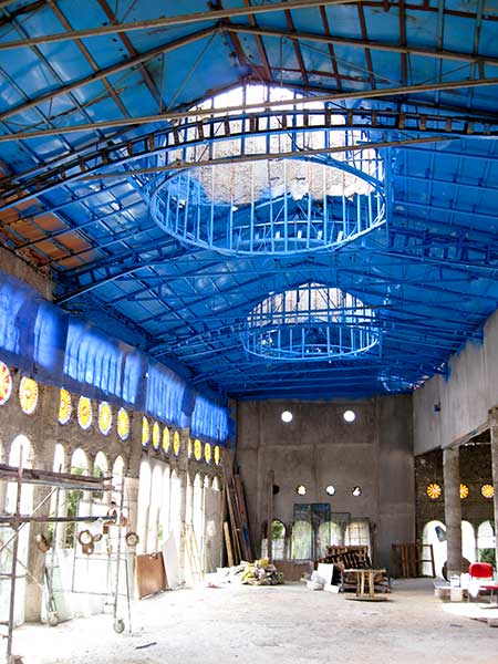 Die Kathedrale des Justo Innenansicht mit blauen Planen